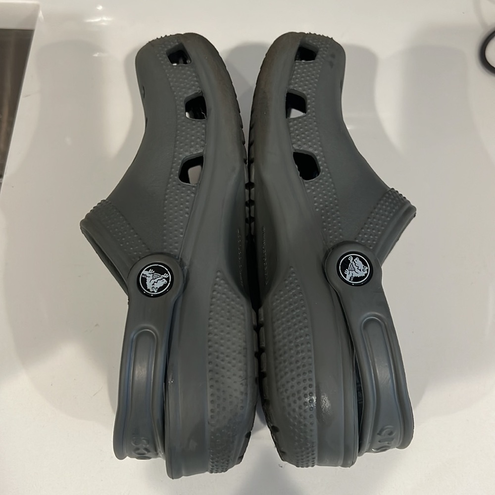 GUC Kids Grey Crocs - Picture 5 of 10